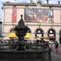 La fontaine a été construite au XIIIe siècle, détruite en partie et reconstruite au XVIIIe siècle.